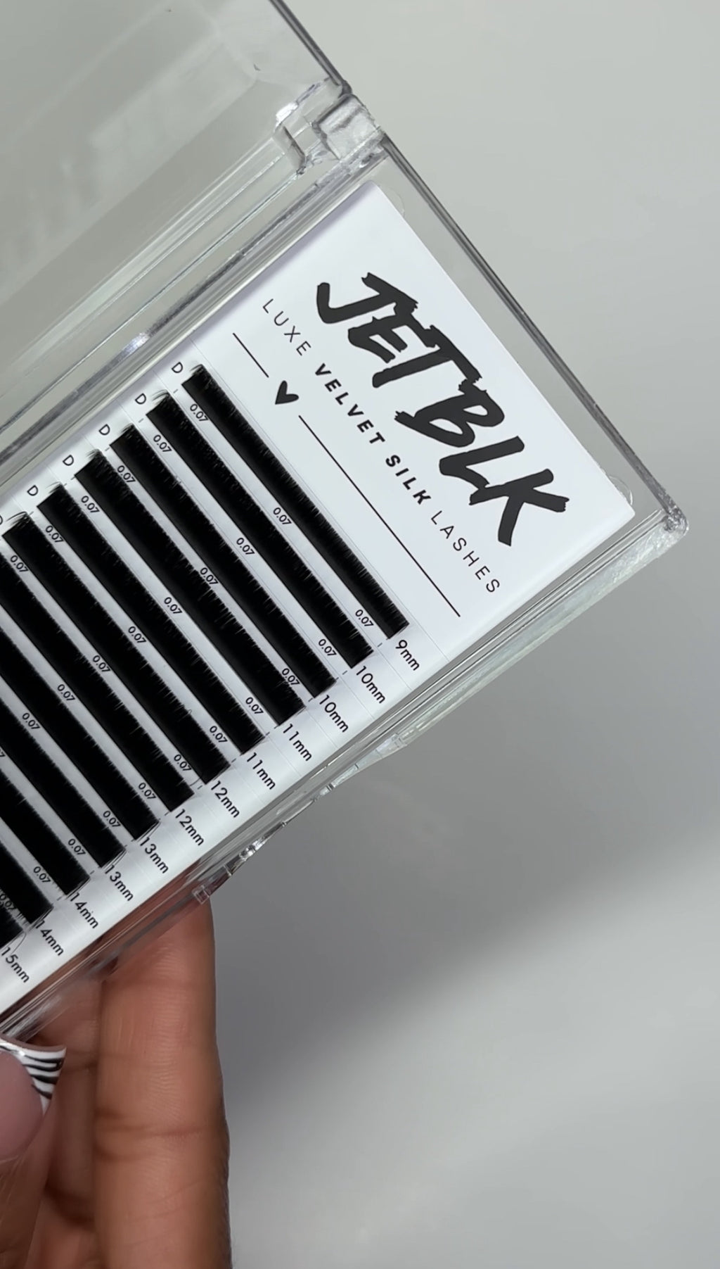 .07 : JETBLK Lashes