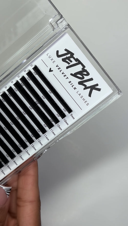 .07 : JETBLK Lashes
