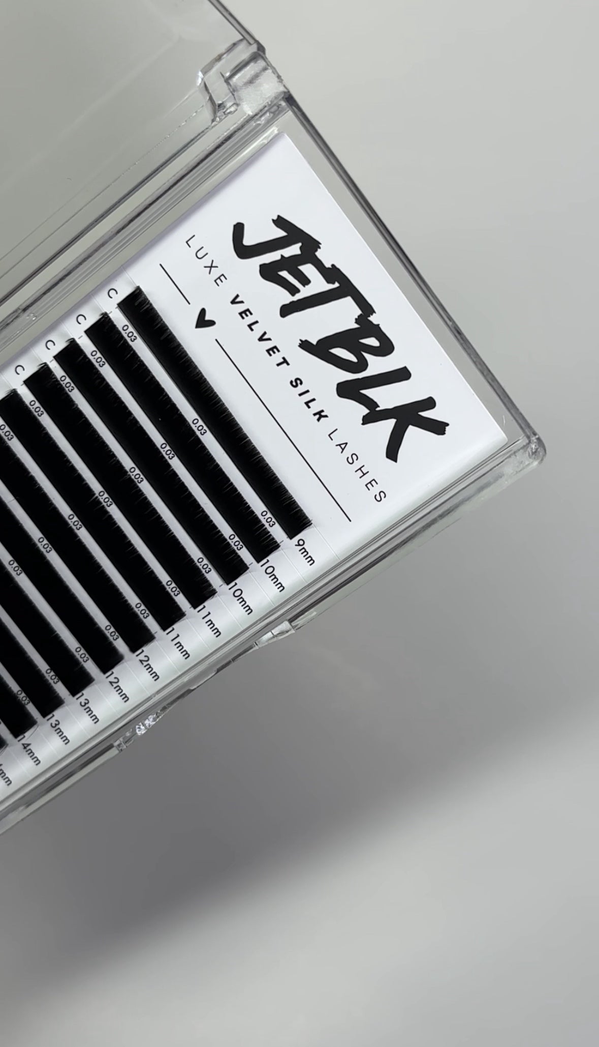 .03 : JETBLK Volume Lashes