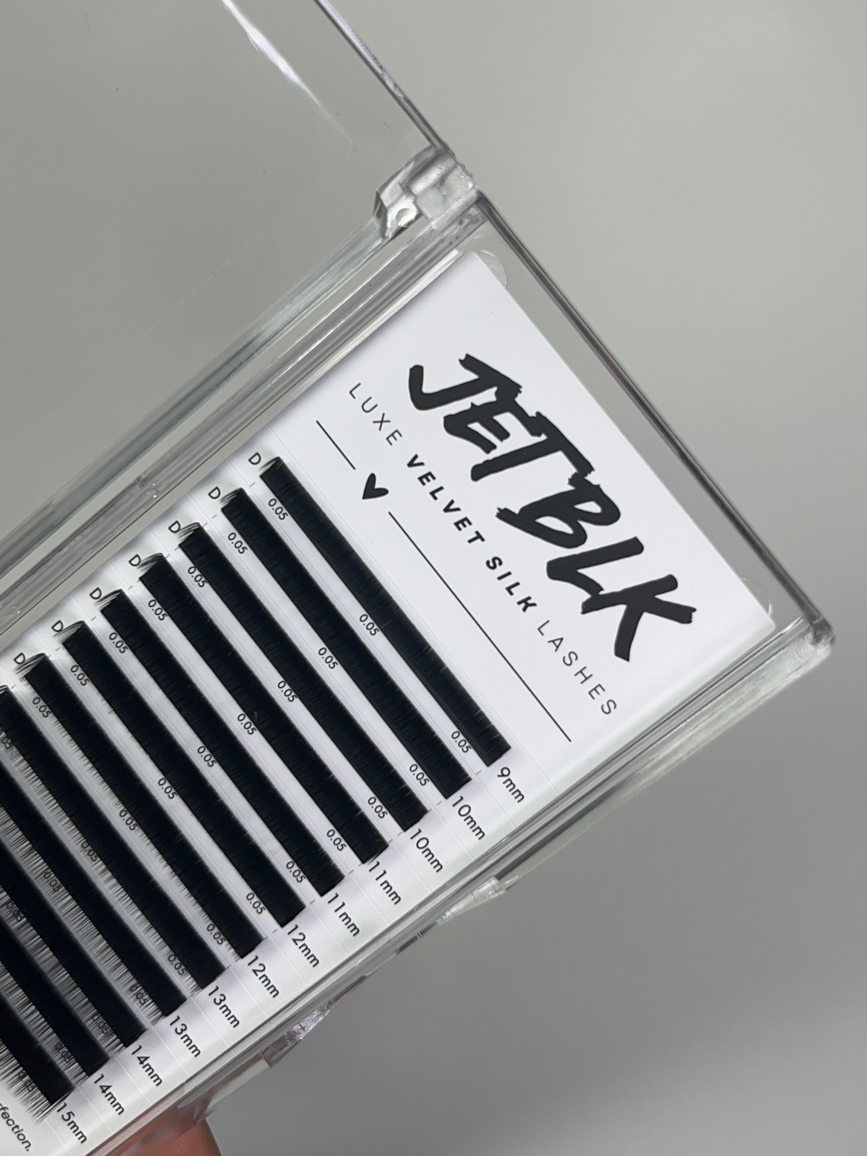 .05 : JETBLK Volume Lashes